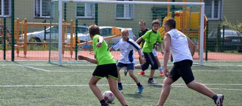 GUMISIE, CIENKIE BOLKI, FC DEKLE. MŁODYM PIŁKARZOM NIE BRAKOWAŁO AMBICJI I POMYSŁOWOŚCI...