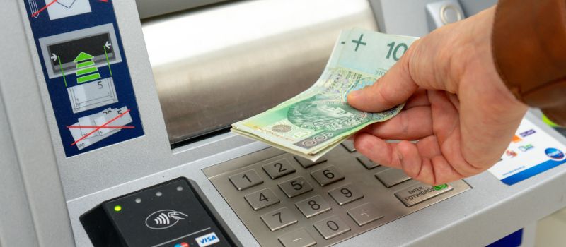 Ktoś zostawił pieniądze przy bankomacie w Halembie