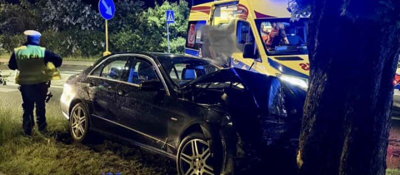 Pijany kierowca zaparkował auto na drzewie