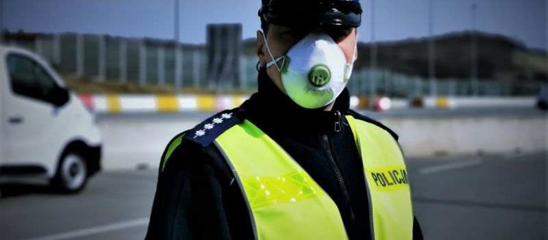 Policjanci patrolują ulice i sypią się mandaty