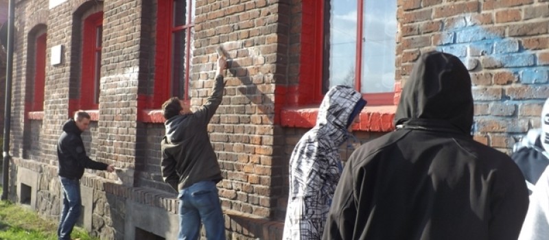Ruda Śląska walczy z grafficiarzami. Młodzi mieszkańcy zamalowują napisy kibicowskie.