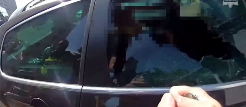 Policjanci uratowali mężczyznę z rozgrzanego auta