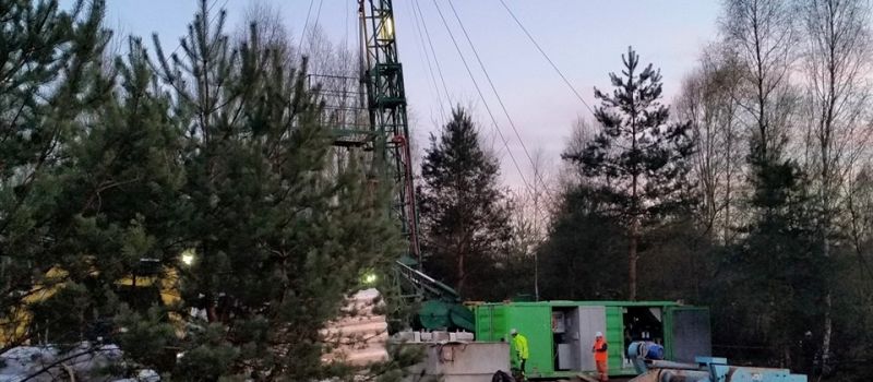 Trwa akcja ratunkowa. Na powierzchni montowana jest wiertnica
