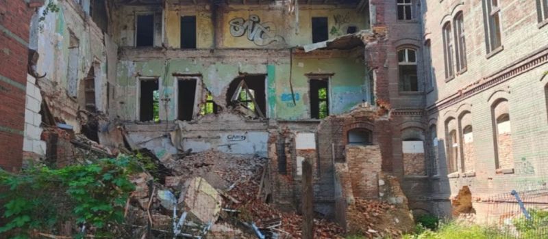 W Rudzie Śląskiej zawaliła się część dawnego szpitala