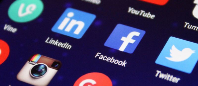 Fake newsy i sexting zalewają wirtualną sieć