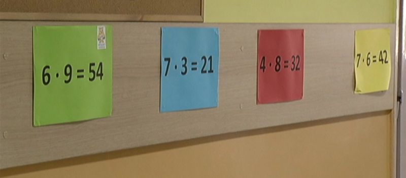 Młodsi sprawdzają czy starsi tabliczkę mnożenia znają