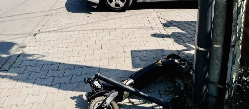 Jechali na hulajnodze i uderzyli w samochód