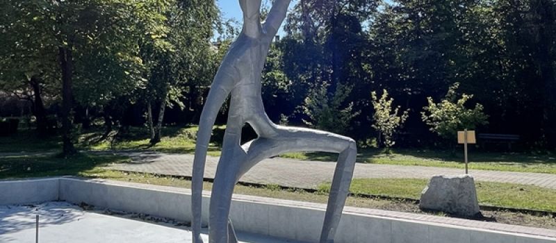 Odnowiono rzeźbę Górnika-Olimpijczyka