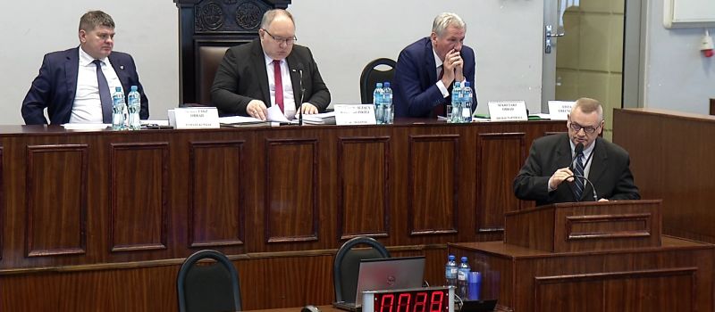 Debatowali od wczesnych godzin porannych