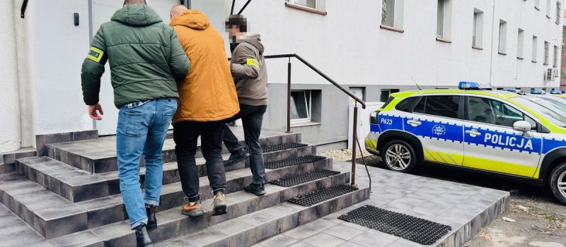 Pseudokibic oskarżony o rozbój w rękach rudzkiej policj...