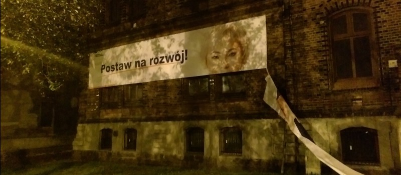 ZNISZCZONO BANERY