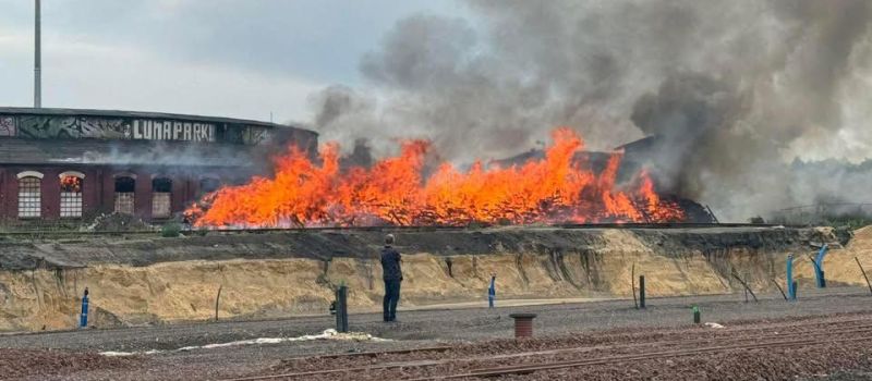 Pożar w centrum Katowic, płonęły podkłady kolejowe