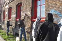 Ruda Śląska walczy z grafficiarzami. Młodzi mieszkańcy zamalowują napisy kibicowskie.